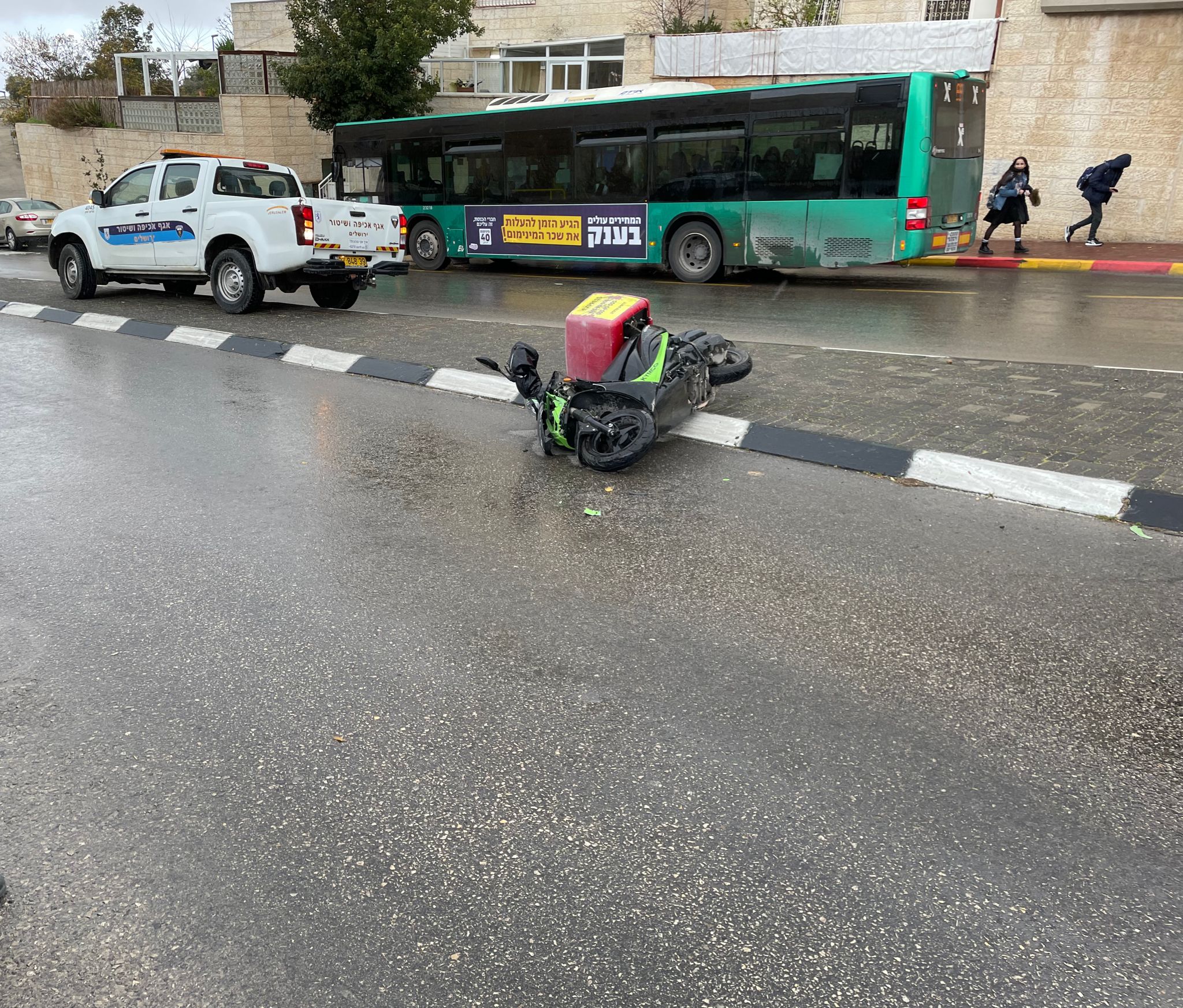 תאונת דרכים מעורבות רוכב אופנוע ורכב פרטי אירעה ברחוב מאיר גרשון בירושלים