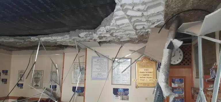 קריסת תקרה בבית כנסת בבניין ברחוב אליהו מרידור. (תמונה 4 מתוך 4)