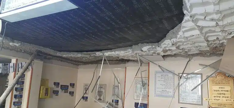 קריסת תקרה בבית כנסת בבניין ברחוב אליהו מרידור. (תמונה 2 מתוך 4)