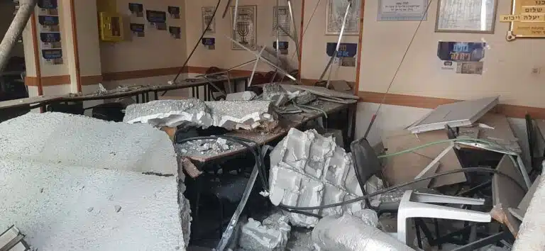 קריסת תקרה בבית כנסת בבניין ברחוב אליהו מרידור. (תמונה 3 מתוך 4)