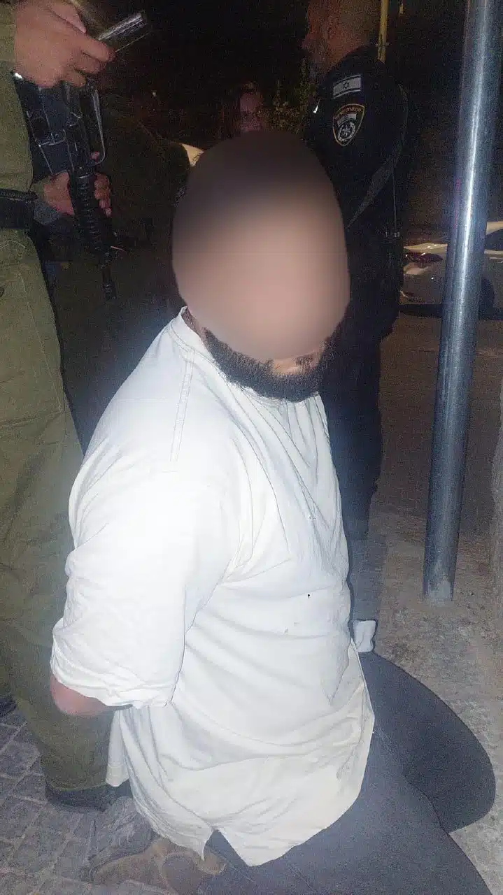 תמונת אחד מהחשודים שנעצרו ע״י השוטרים.