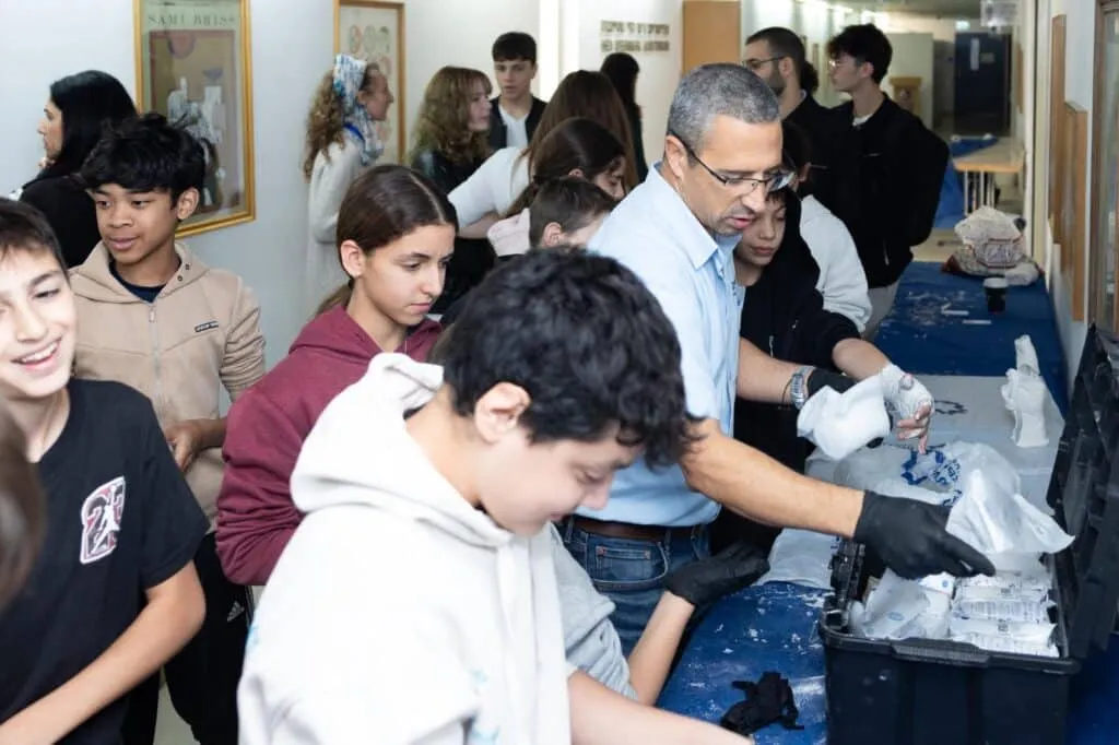 תיכון טדי פסגת זאב בחזית המהפכה הרפואית: התכנית שתהפוך את בני הנוער לרופאי העתיד של ירושלים