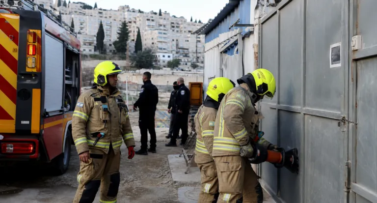 כ-30 שוהים בלתי חוקיים אותרו באתר בנייה בנווה יעקב: כבאים פרצו למעלה מ-40 דלתות