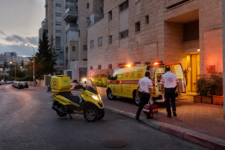 בני זוג כבני 70 פונו במצב קשה לאחר שנמצאו מחוסרי הכרה בדירה בירושלים
