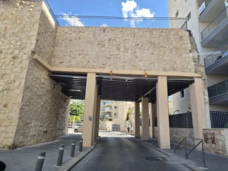 הגשר התלוש ברחוב עסיס בפסגת זאב: התברר שהוא מסתיר קברים - ונוצרה בעיה הלכתית