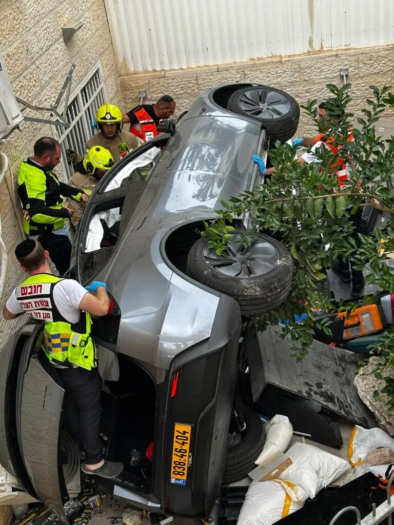 נהגת חולצה מרכב שצנח מגובה חמישה מטרים בגילה שבירושלים