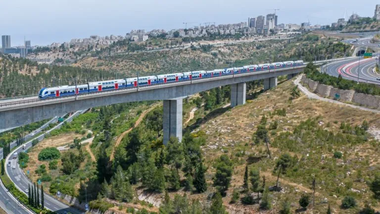הכפלה בנסיעות: רכבות הלילה לירושלים מסיעות אל הסליחות בכותל