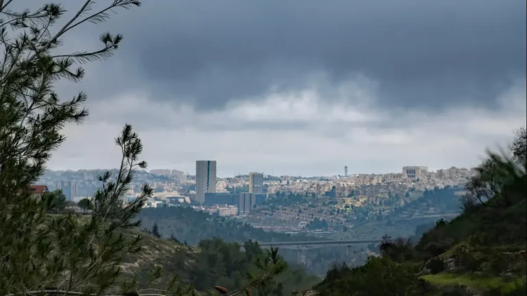 ילד בן 4 נפגע מרכב בחנייה בפסגת זאב - מצבו אנוש