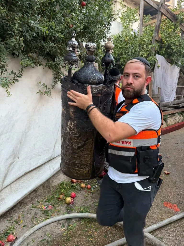 שריפה בבית כנסת בשערי פינה: לוחמי האש חילצו ספרי תורה מהלהבות