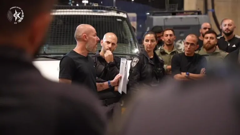 סוכן סמוי של ימ״ר ירושלים הפליל 24 חשודים: 12 אקדחים, רובי M-16 וסמים נתפסו