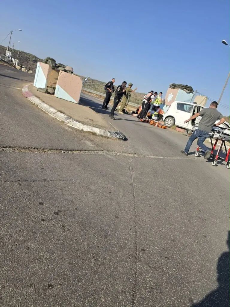 פיגוע דריסה בכביש 443 ליד מחסום מכבים: המחבל חוסל, גבר במצב קשה