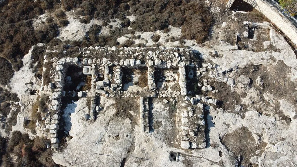 חורבת עג'ג'ת ממבט מלמעלה: מבנה אבן מלבני המחולק לחדרים, בתוך שטח סלעי עם צמחייה