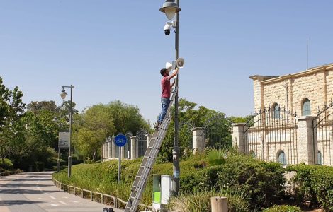 מערכות כריזה ומצלמות אבטחה המותקנות ברחבי ירושלים
