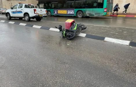 תאונת דרכים מעורבות רוכב אופנוע ורכב פרטי אירעה ברחוב מאיר גרשון בירושלים