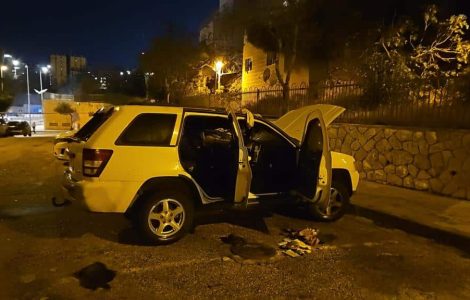 נזקים שנגרמו לרכב שנפרץ בצפון ירושלים